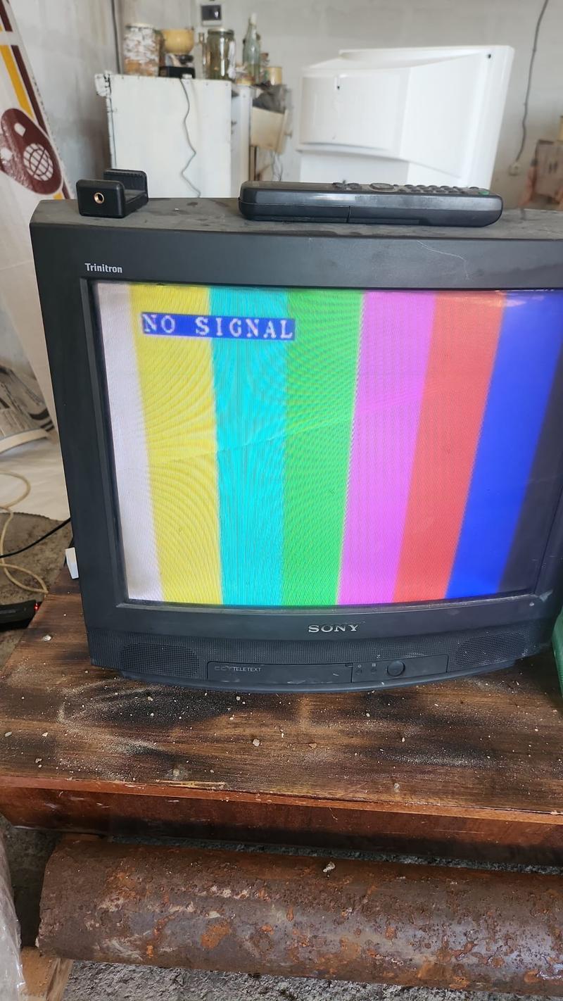 Vintage Sony Trinitron CRT TV displaying color bars and NO SIGNAL text during composite video setup
